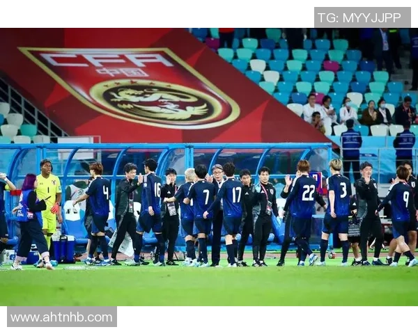 武汉足球队团队协作引发热议球迷对战术配合和球员表现展开激烈讨论